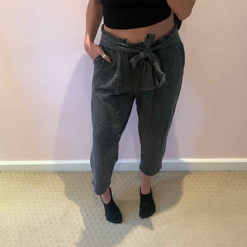 Cropped grey black ankle sweat pants hoodies size medium side pockets